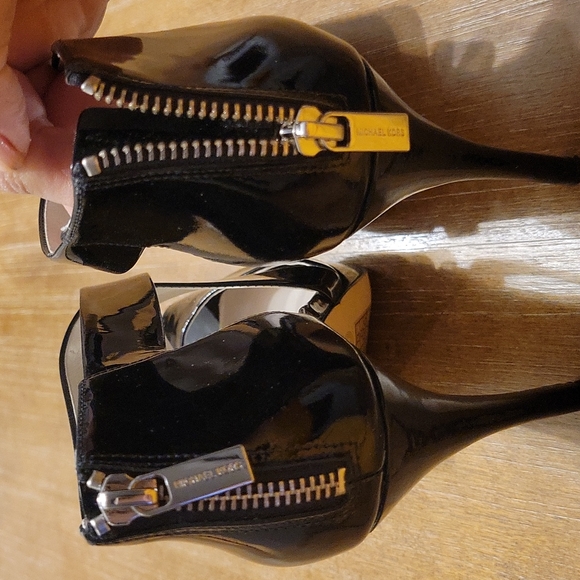 GORGEOUS MICHAEL KORS PATENT LEATHER HEELS - Picture 14 of 16